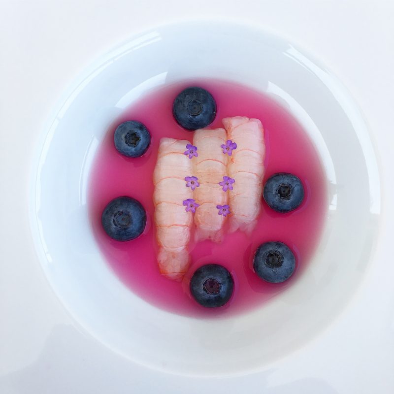 Scampi crudi con brodo di cavolo rosso