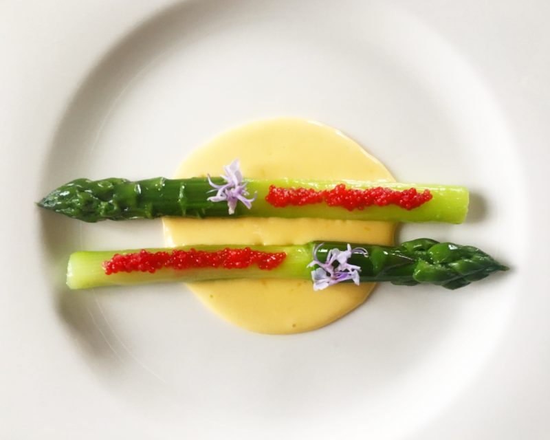 asparagi verdi, uova di lompo e salsa olandese