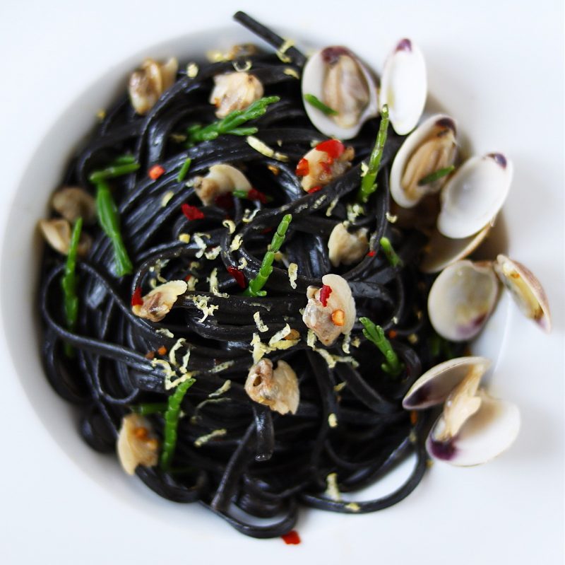 linguine nere alle vongole